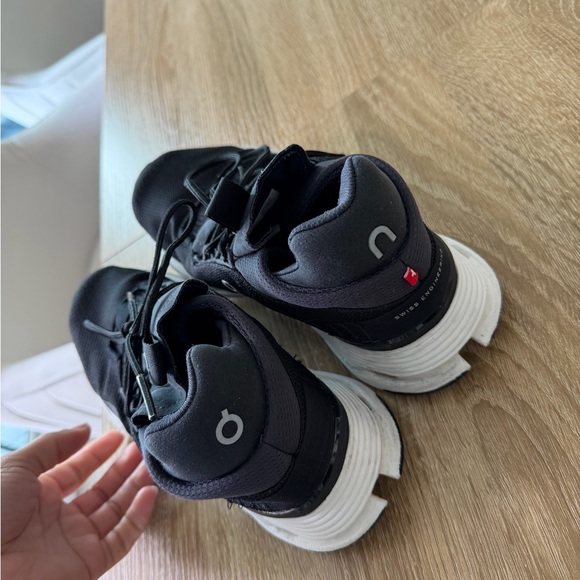 On sneakers - Picture 3 of 6